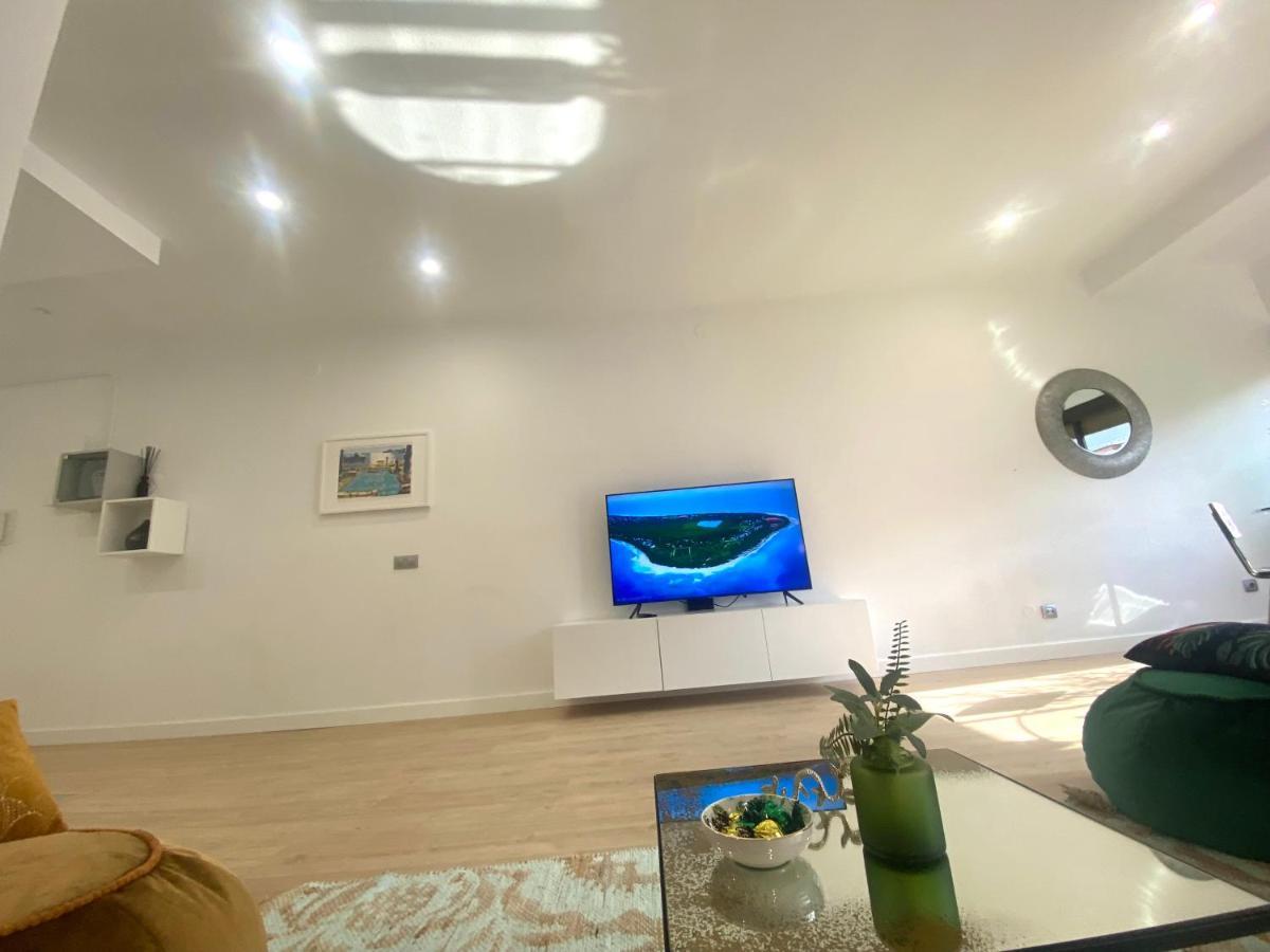Barcelona Chic Apartments- Free Parking - 10 Min From Bcn City Centre By Metro 外观 照片